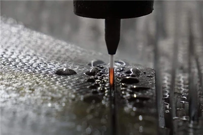 Các tấm sợi carbon nhiệt dẻo có thể được khoan bằng phương pháp cấp liệu cực ...